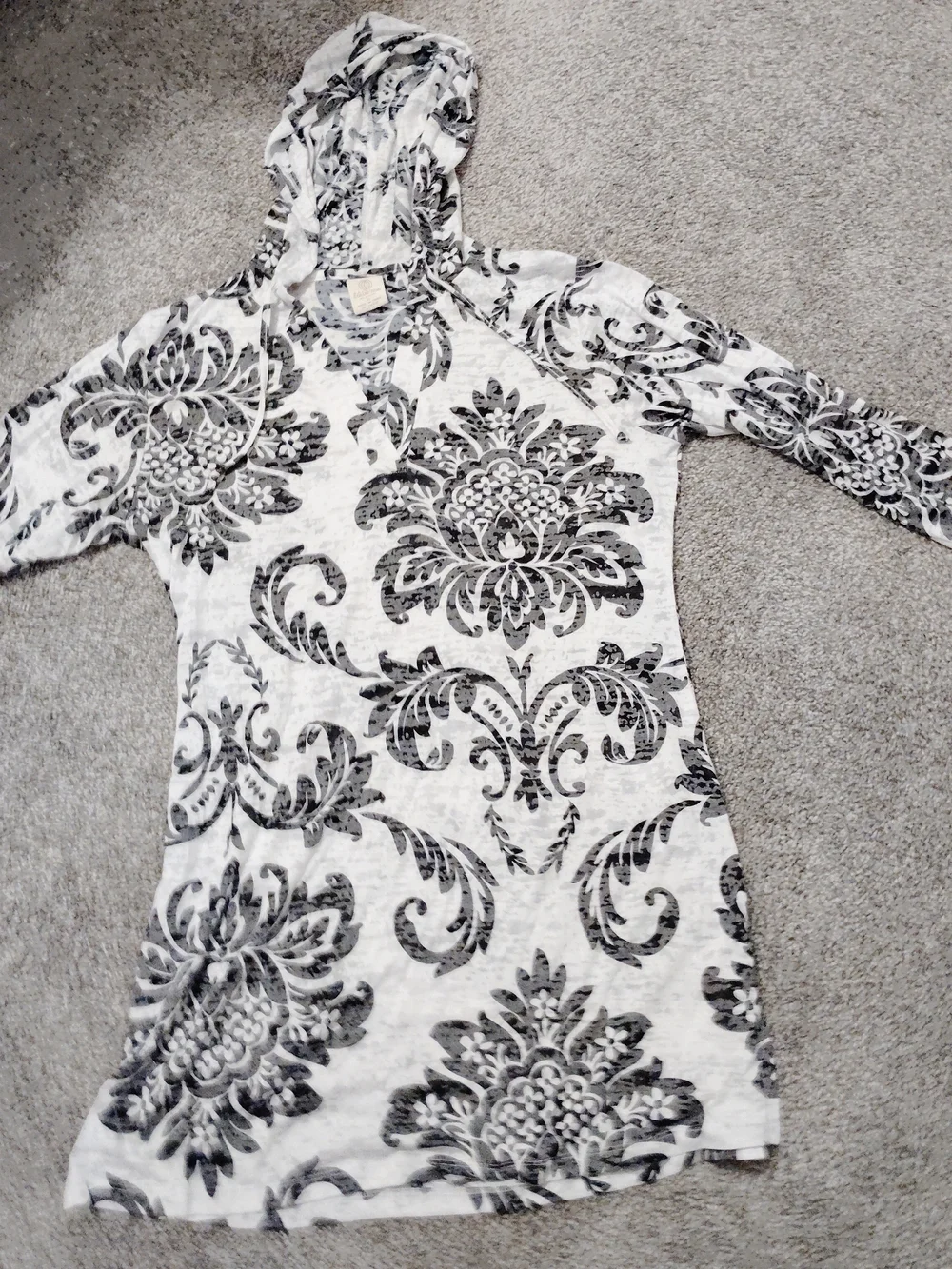 ⭐⭐Balance Collection White and Black Damask Hooded Swim Coverup - Picture 1 of 3